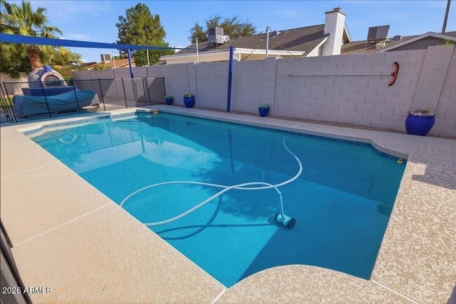 Building Photo - 6101 E Greenway Ln