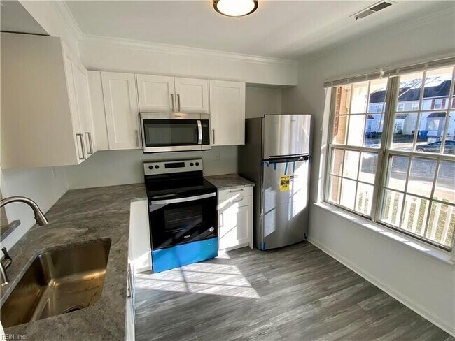 Building Photo - 4740 Greenlaw Dr