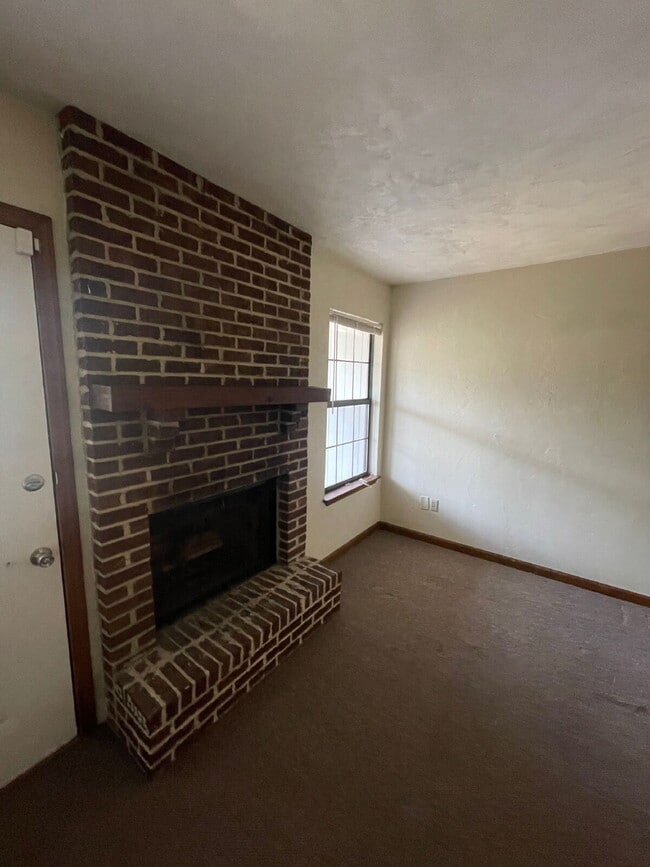 Building Photo - Great 2/2 right off Apalachee Pkwy!