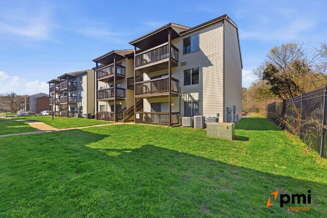 Building Photo - GATED COMMUNITY FULLY RENOVATED 1 BED 1 BATH WITH BALCONY AND POOL FOR RENT IN HAMPTON!