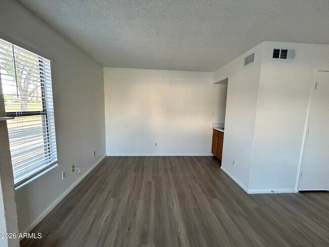 Building Photo - 2040 S Longmore