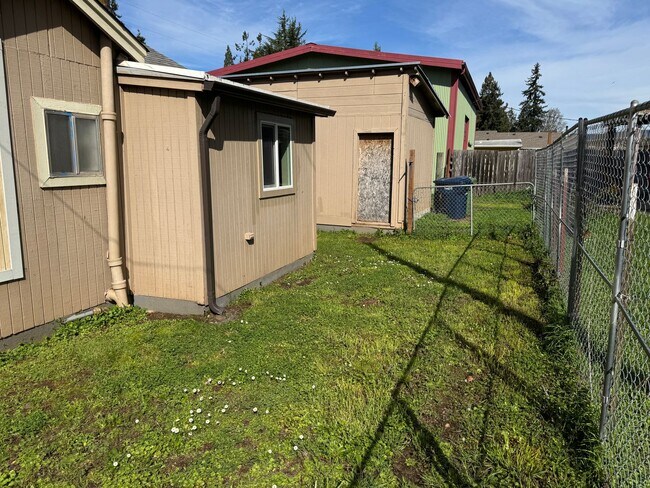 Building Photo - Freshly updated 2 bed, 1 bath house in Lowell