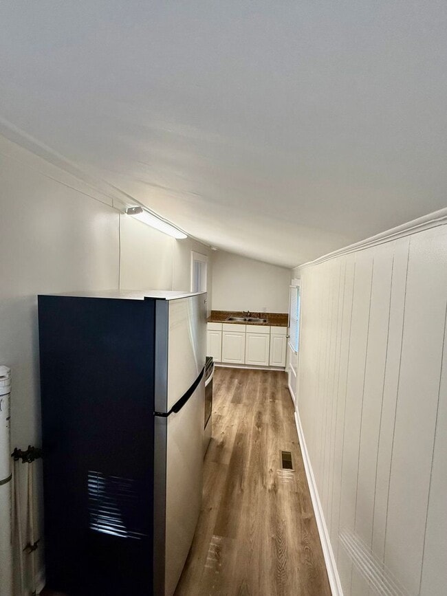 Building Photo - Cozy 1BR • 1BA Home Near Downtown Burlington!