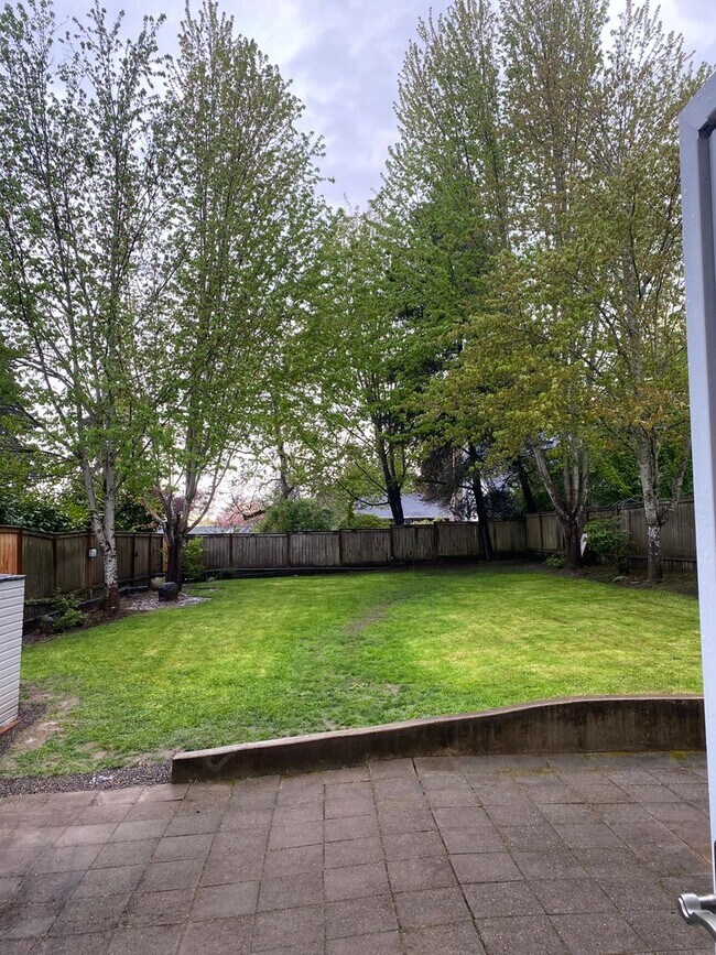 Building Photo - 3BR in great neighborhood with large yard