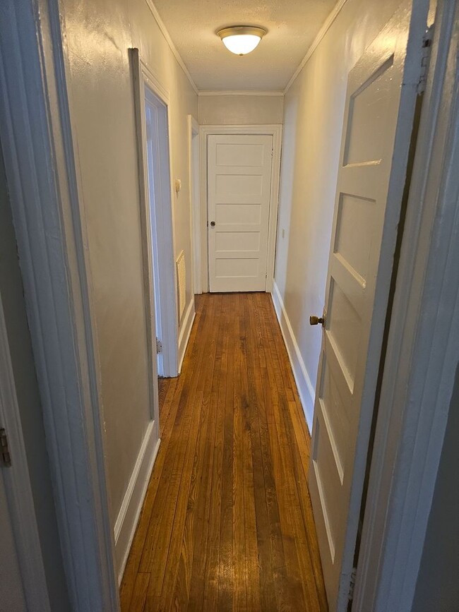 Building Photo - 2 Bedroom 1 bath duplex very close to Colu...