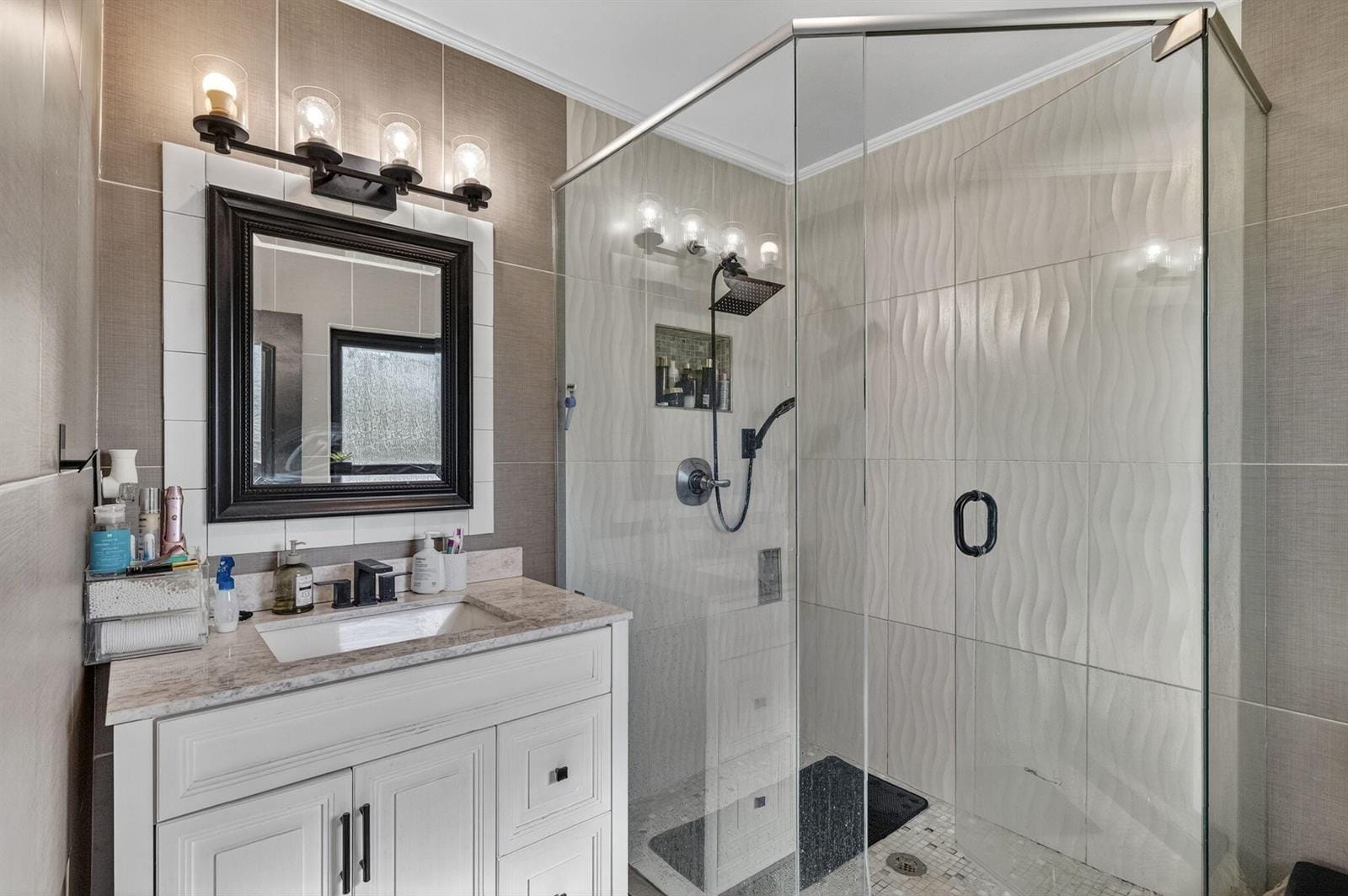 Building Photo - 2601 NE 8th Ct