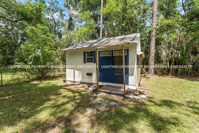 Building Photo - Spacious 3 Bed/1 Bath Home with Fenced Yar...