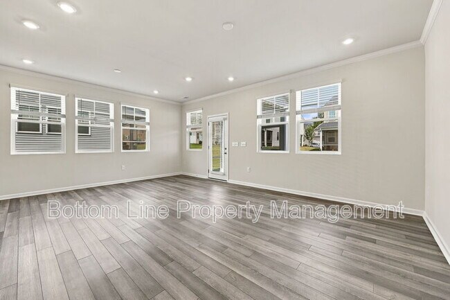 Building Photo - 5811 Woodlawn Dr