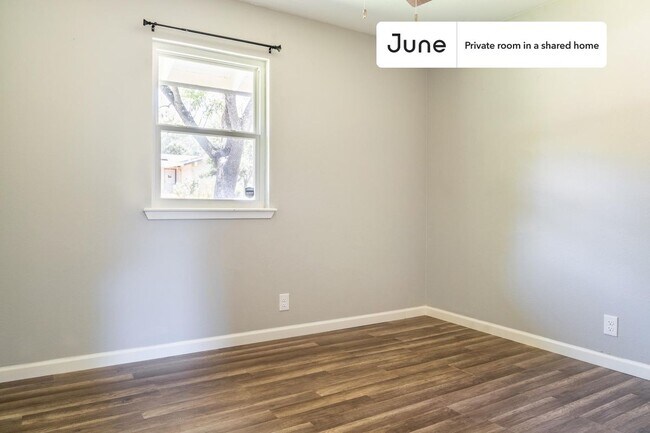 Building Photo - Private bedroom in 3 bed/2 bath Home
