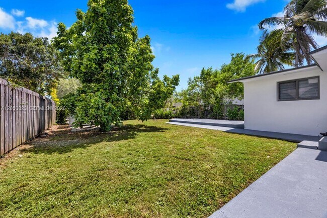 Building Photo - 3052 SW 26th St