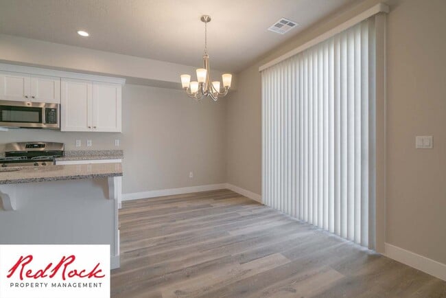 Building Photo - Modern 4-Bed Townhome in Hurricane Heights