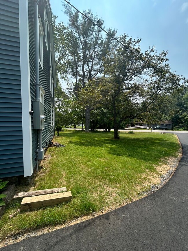 Building Photo - Beautiful renovated 5 bedroom 2.5 bath sin...