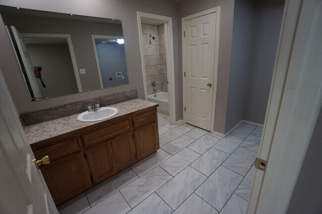 Building Photo - Completely Remodeled Like New 3 Bed 2 Bath...