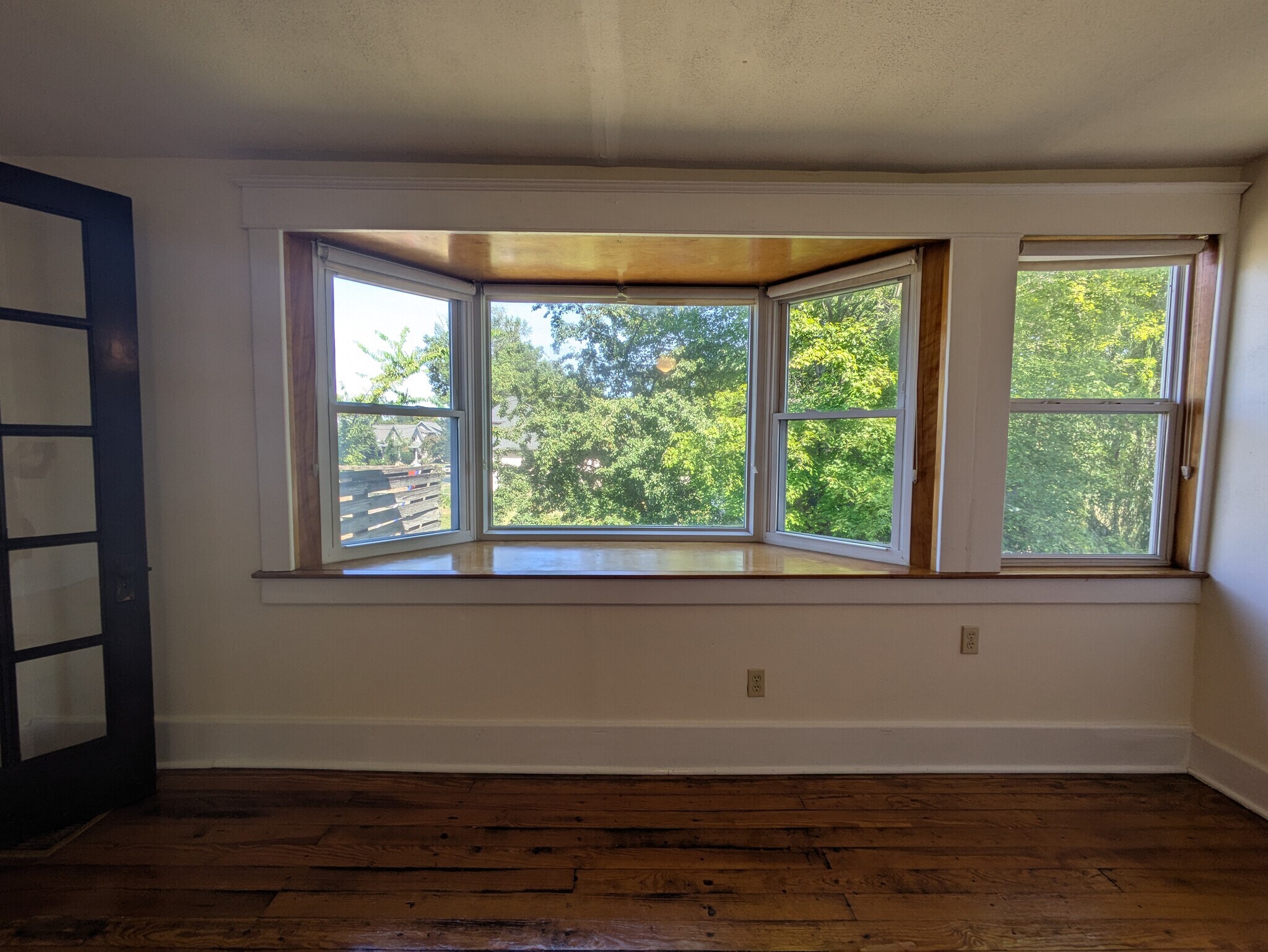 Dining - 1703 S Preston St