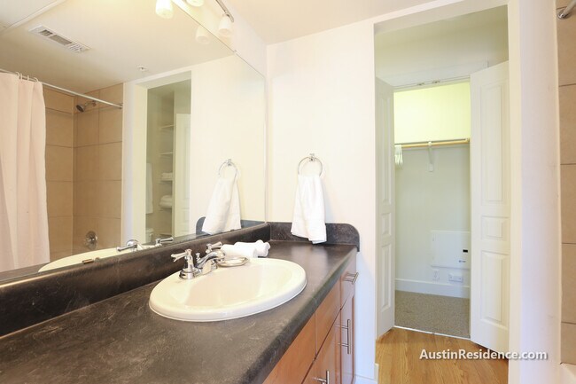 Building Photo - 711 32nd W St