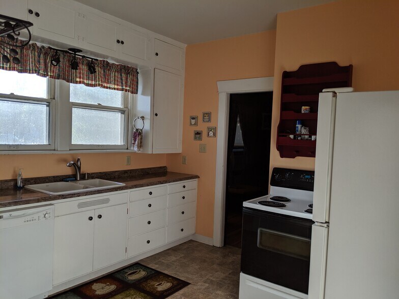 Kitchen - 4910 E 6th Ave