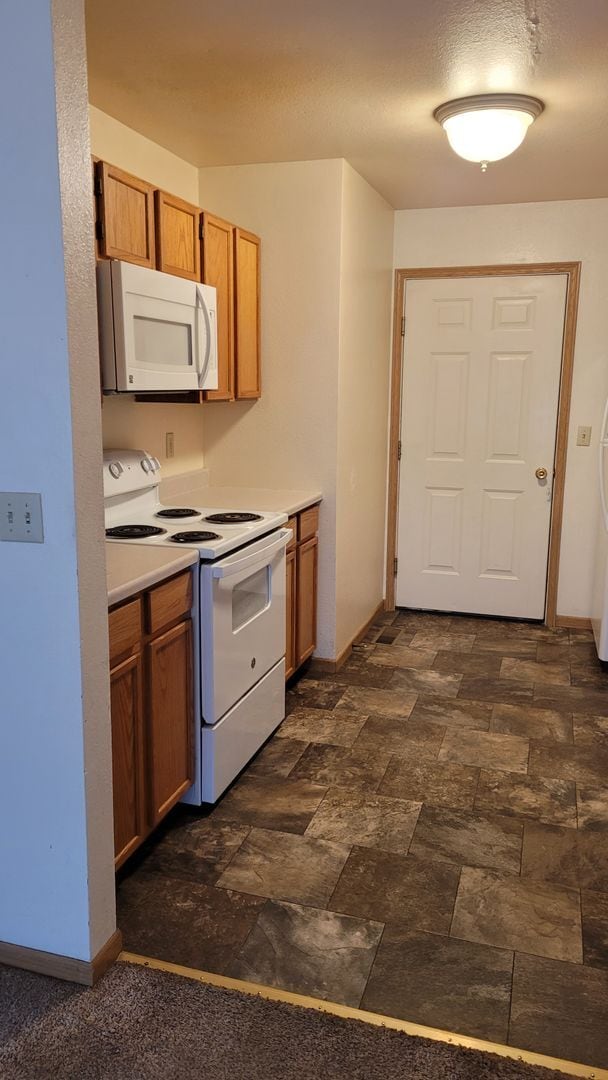 Building Photo - Bright & Convenient Townhouse Living!