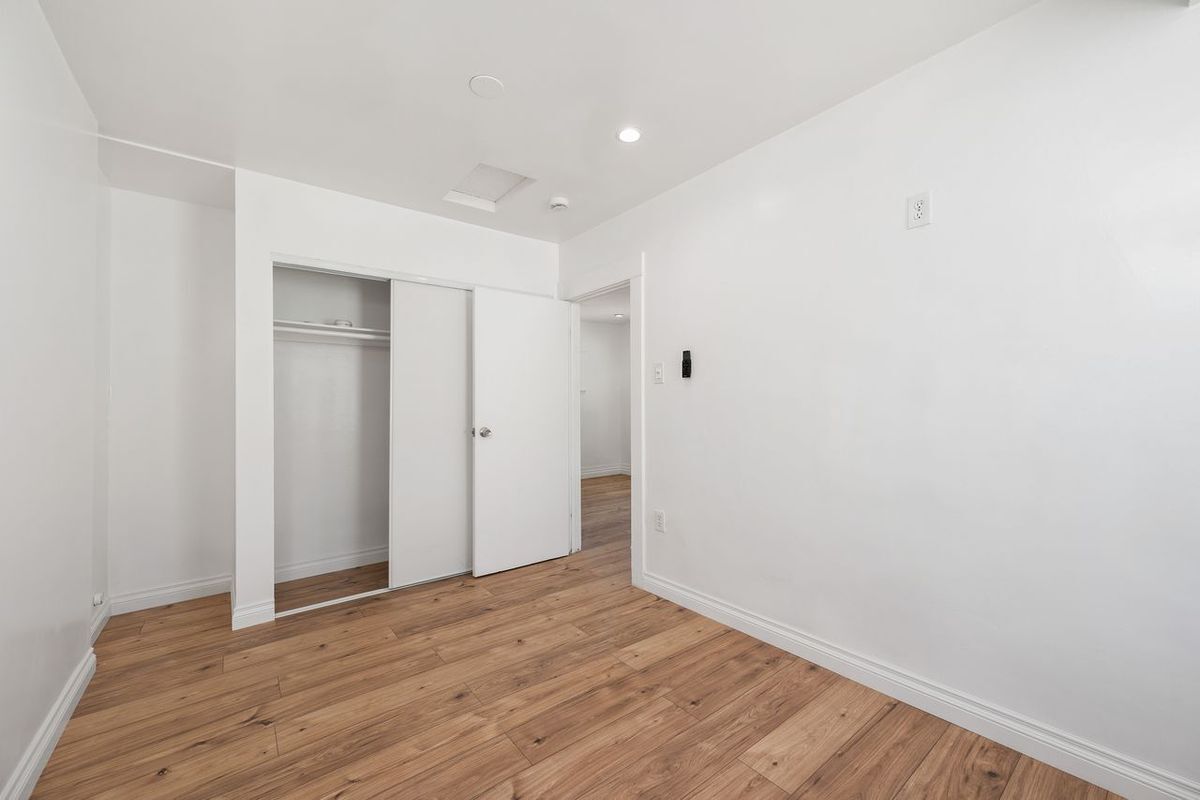 Building Photo - 1418 W 69th St