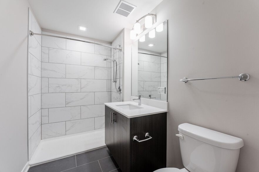 Building Photo - 301 W North Ave