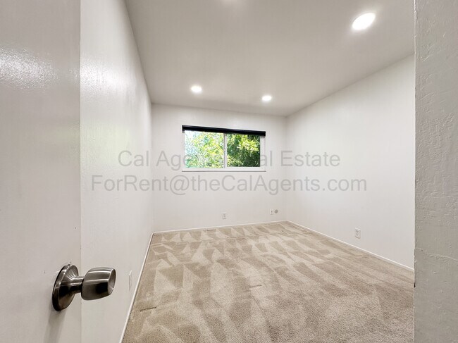 Building Photo - 2306 D St