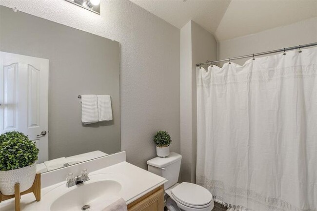 Upstairs bathroom - 1008 Long Pointe Ave