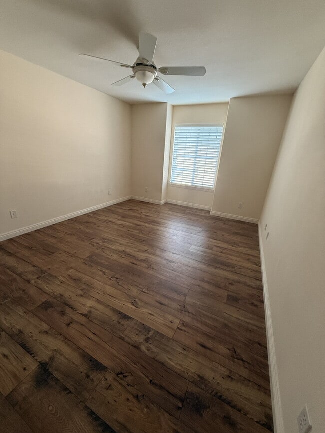 Building Photo - Spacious 5-Bed Family Home w/ 3-Car Garage Near Top Schools in Orange Crest.  One large bedroom a...