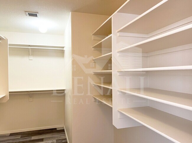 Building Photo - 2207 S Peppertree Ct