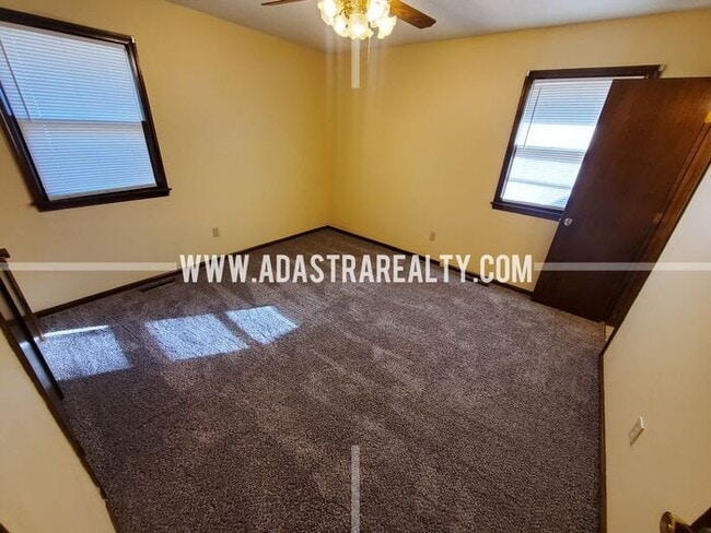 Building Photo - Very Nice Home in South KCMO-Available NOW!!