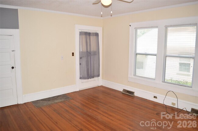 Building Photo - 223 Maple St