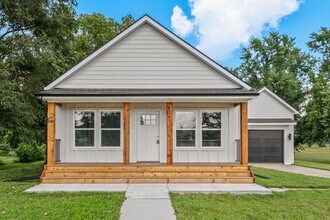 Building Photo - WELCOME HOME!