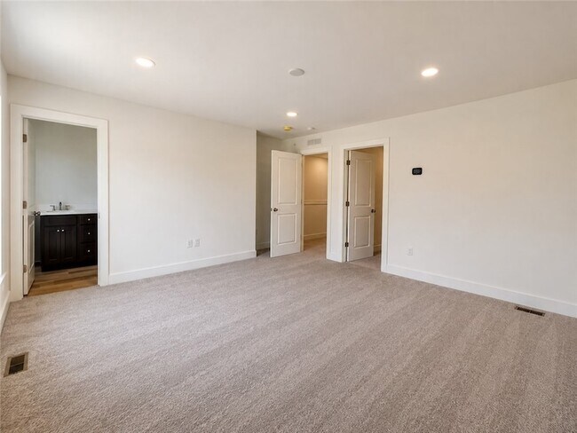 Building Photo - 307 Palisade Wy