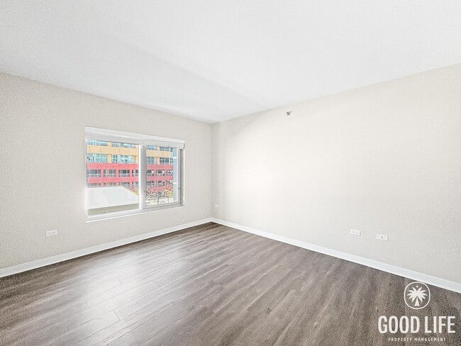 Building Photo - Charming 2BD/1BA Condo in Downtown W/ A/C, W/D, Community Pool, Spa, & Gym!