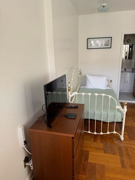 Bedroom#1 - 373 4th St