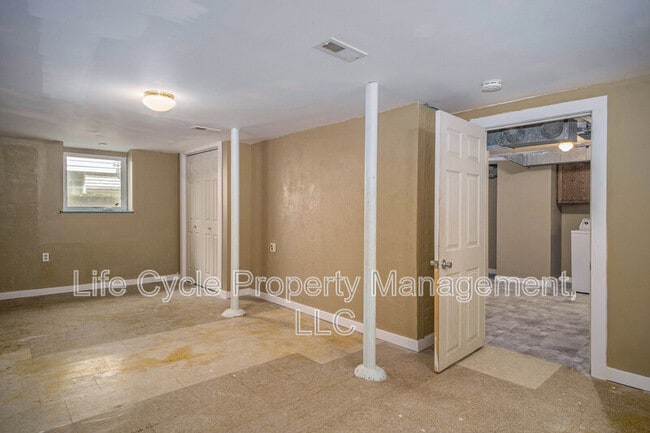 Building Photo - 1321 Bemis St SE