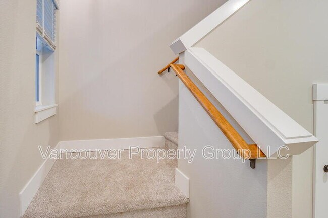 Building Photo - 2217 E Juniper Cir