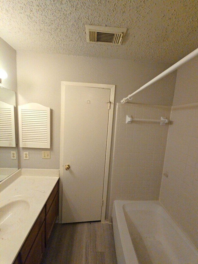 Building Photo - 15625 Weldon Dr