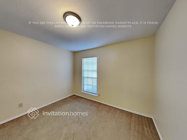 Building Photo - 1229 N Creek Dr