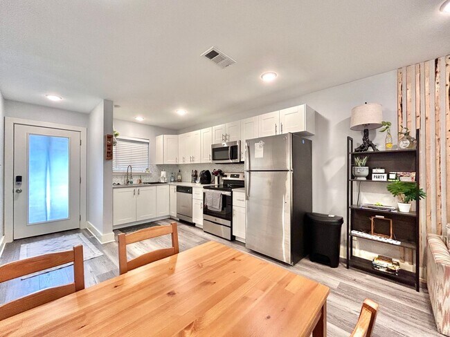 Building Photo - Modern & Cozy 2BR/2BA Home with Stylish Fi...