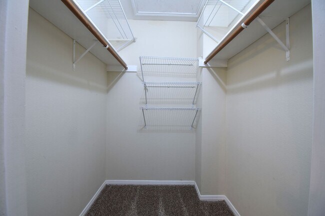 Building Photo - Hart Ln 6489