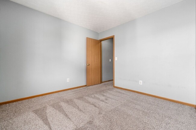 Building Photo - Spacious South Side Home with Garage!