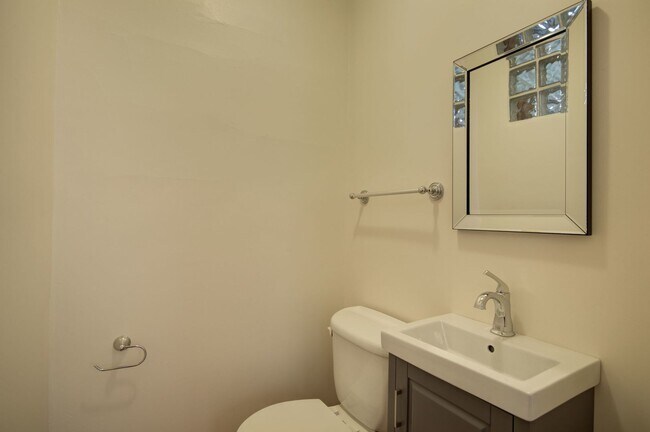 Building Photo - 638 W Drummond Pl