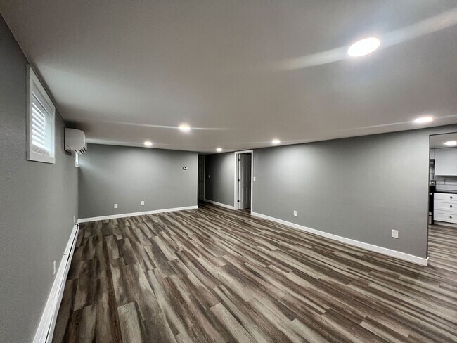 Building Photo - Spacious 3 Bedroom Apartment Near UNC with A/C