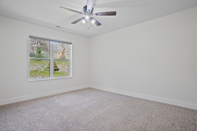 Building Photo - 117 Eiche Dr
