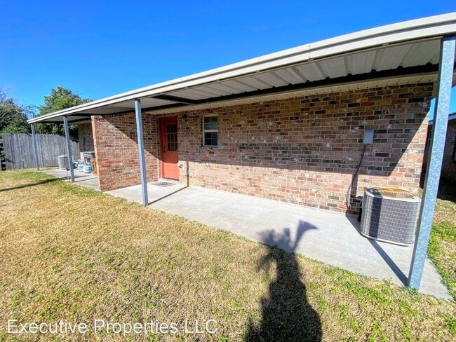 Building Photo - Spacious 2-Bedroom Duplex Near McNeese Sta...