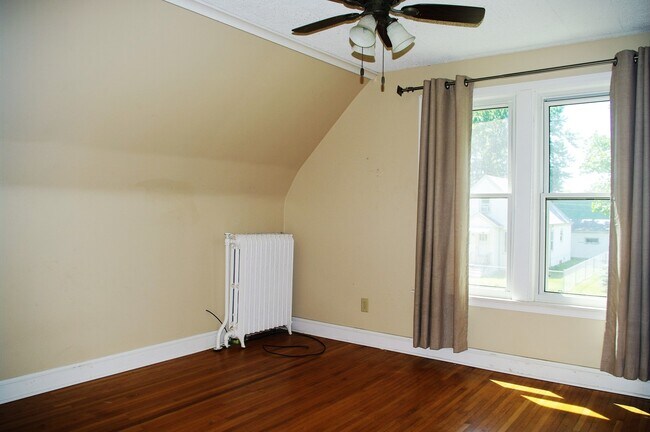 Building Photo - Large Garage!! Large 3 Bedroom House in Midway near Green Line