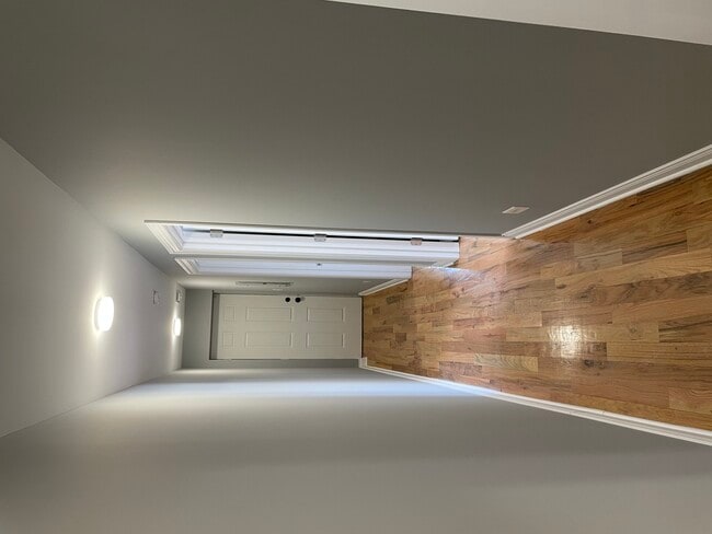 Building Photo - 1411 E 67th Pl