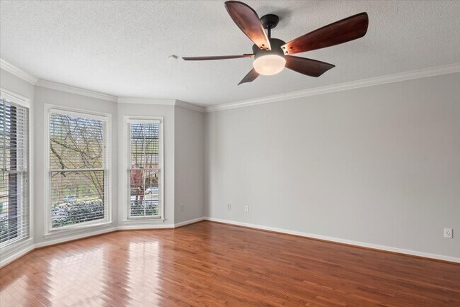 Building Photo - Stunning 3 bed 2.5 bath home in Cove Creek subdivision!