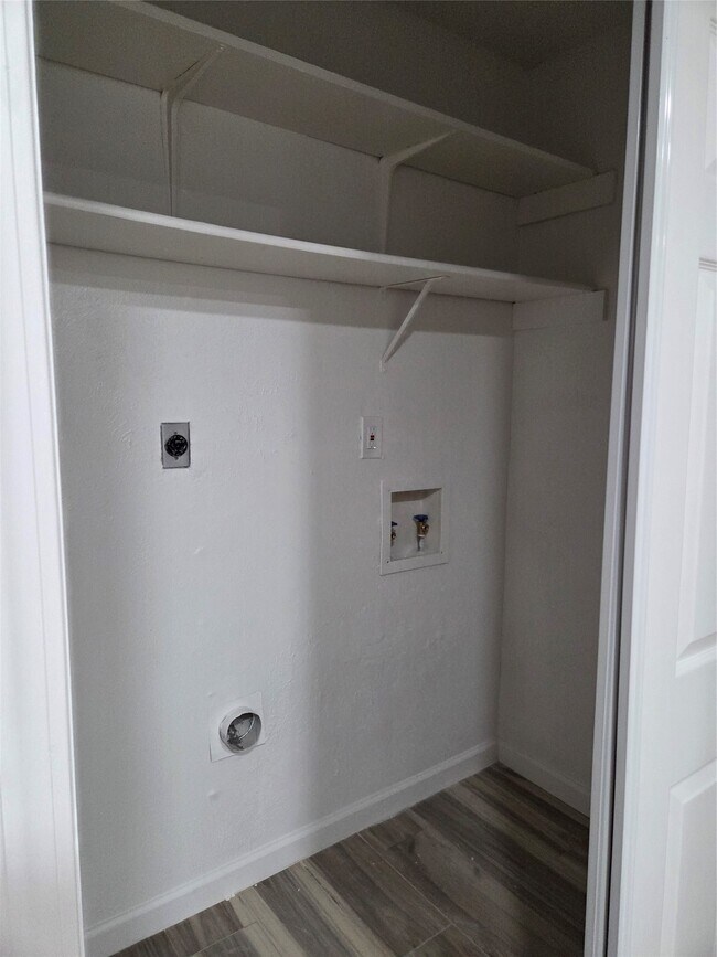 Building Photo - 527 Tara Plantation Dr