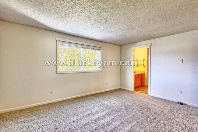 Building Photo - 3 Bed, 2.5 Baths Home with Family Room and Office in Mt. Vista