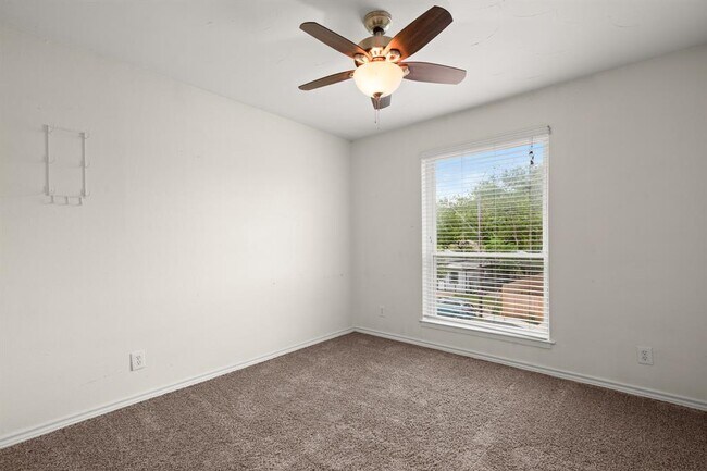 Building Photo - 2401 Manor Rd